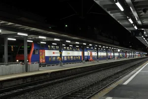 Wegen eine Drohung ist der Bahnhof Uster heute Abend grossräumig abgesperrt worden. Die Drohung richtete sich gegen einen Zug, der gegenwärtig im Bahnhof Uster steht und von Einsatzkräften abgesucht wird.
Wie «Radio 1» berichtet, sei eine Meldung bei der Kantonspolizei Zürich eingegangen, dass eine unbekannte Person drohe, ein gefährliches Gepäckstück bei sich zu haben.
Die Meldung sei um halb sieben Uhr eingegangen, sagte ein Sprecher. Die S-Bahnen, die über den Bahnhof Uster fahren, fallen bis auf Weiteres aus. Wie ein SBB-Sprecher auf Anfrage sagte, verkehren Ersatzbusse. Wegen eine Drohung ist der Bahnhof Uster heute Abend grossräumig abgesperrt worden. Die Drohung richtete sich gegen einen Zug, der gegenwärtig im Bahnhof Uster steht und von Einsatzkräften abgesucht wird.
Wie «Radio 1» berichtet, sei eine Meldung bei der Kantonspolizei Zürich eingegangen, dass eine unbekannte Person drohe, ein gefährliches Gepäckstück bei sich zu haben.
Die Meldung sei um halb sieben Uhr eingegangen, sagte ein Sprecher. Die S-Bahnen, die über den Bahnhof Uster fahren, fallen bis auf Weiteres aus. Wie ein SBB-Sprecher auf Anfrage sagte, verkehren Ersatzbusse.