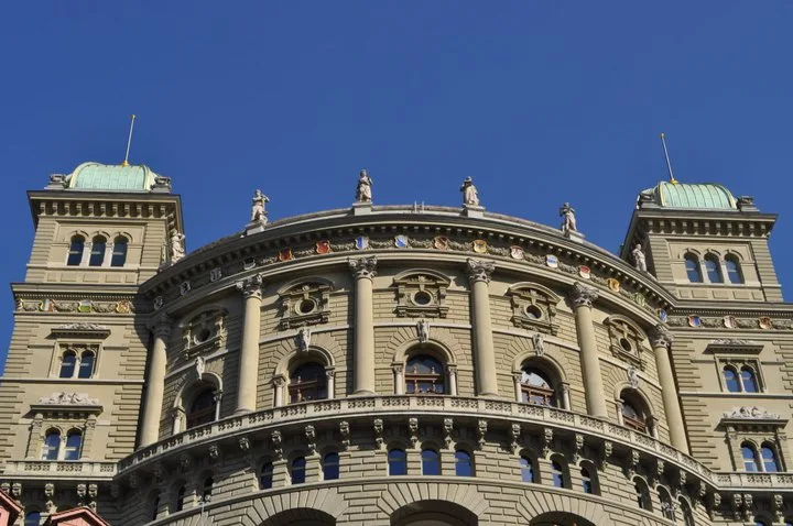 Föderalismus statt Zentralismus: Das symbolisieren an der Südfassade des Bundeshauses auch die Wappen der Kantone. Bundeshaus von aussen.