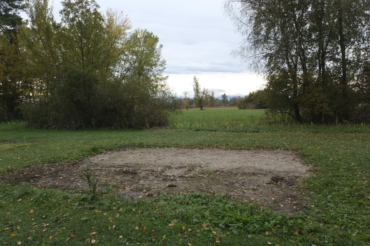 Auf dem Bild ist eine Erdige Fläche auf dem Rasen des Campingplatz Auslikon zu sehen.