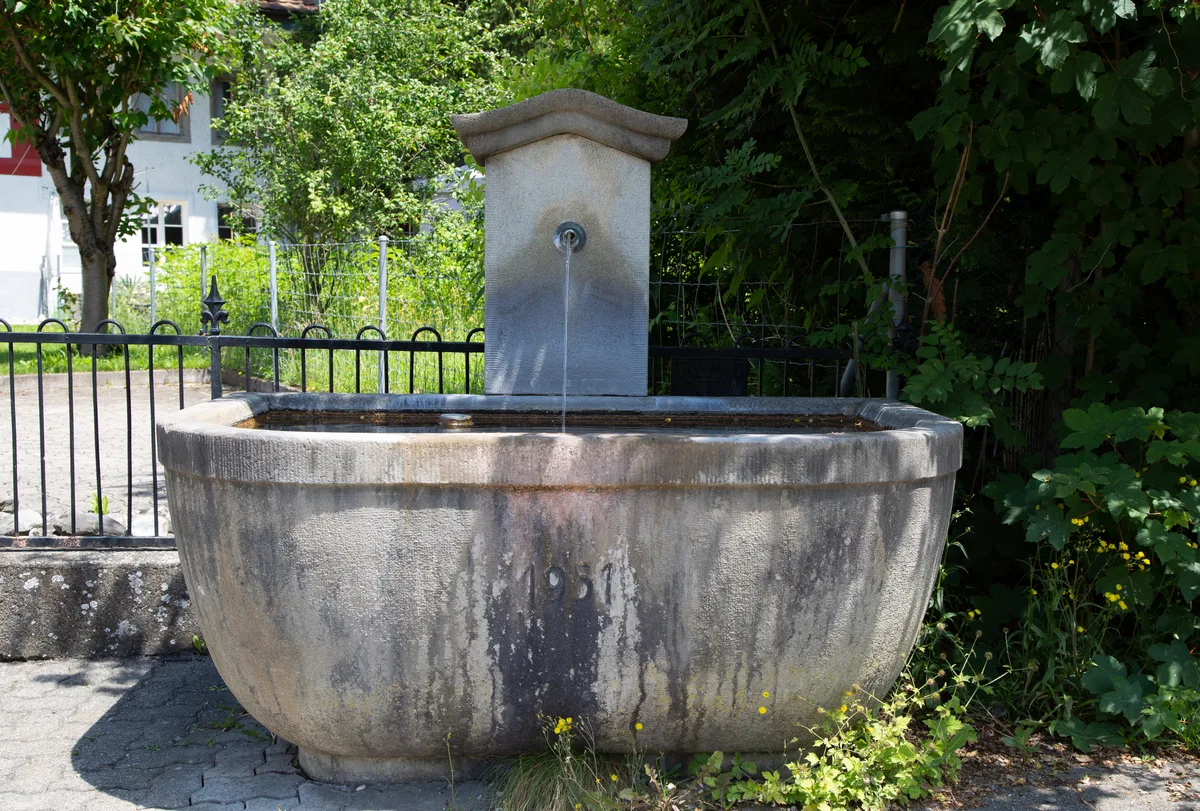 Ein Brunnen mit fliessendem Wasser.