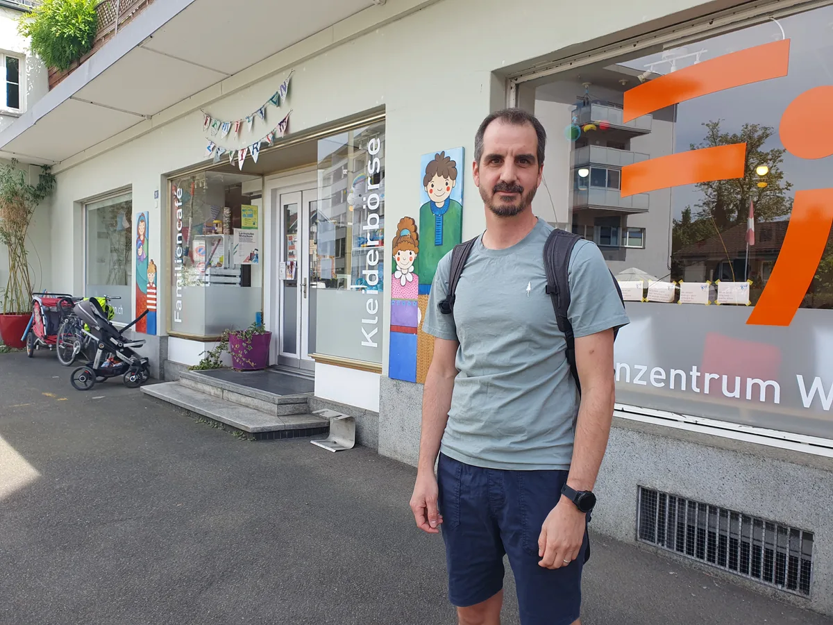 Daniel Bünter vor dem Familienzentrum Wetzikon