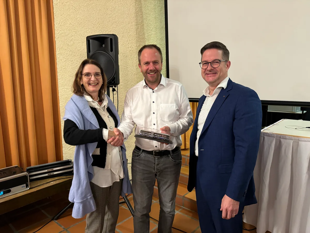 Carlo Wiedmer und Joe Schmid an der Gemeindeversammlung in Grüningen.