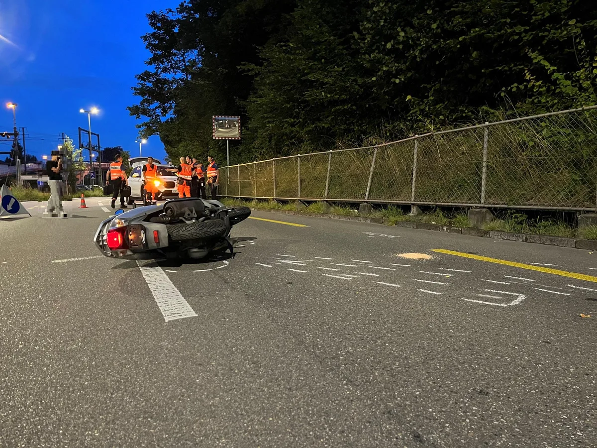 Die Polizei sucht Zeugen: Wer hat etwas zum Selbstunfall eines Rollerfahrers am Samstagabend in Dietikon gesehen? Die Polizei sucht Zeugen: Wer hat etwas zum Selbstunfall eines Rollerfahrers am Samstagabend in Dietikon gesehen?