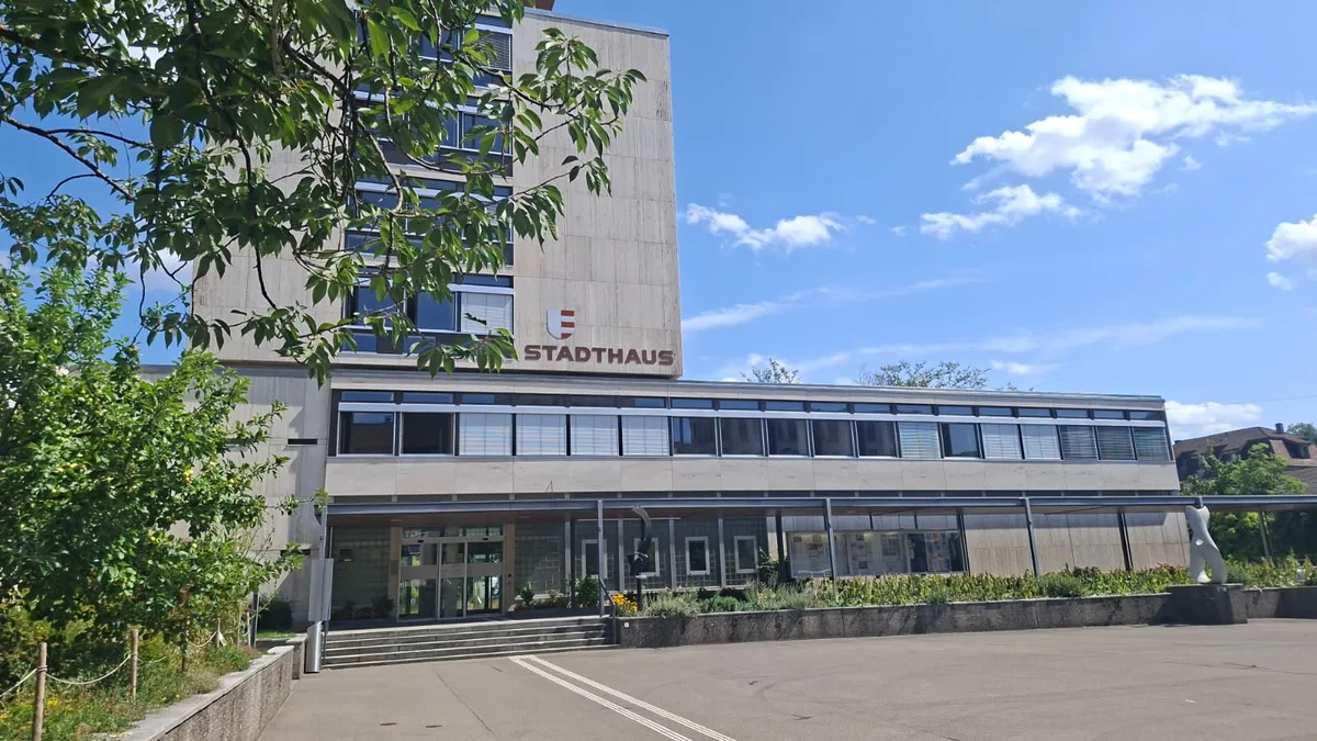 Während die Sonne über dem Stadthaus Uster scheint, brennt es unter dem Dach: Die Rechnungsaffäre wirft weiterhin Fragen auf. Während die Sonne über dem Stadthaus Uster scheint, brennt es unter dem Dach: Die Rechnungsaffäre wirft weiterhin Fragen auf.