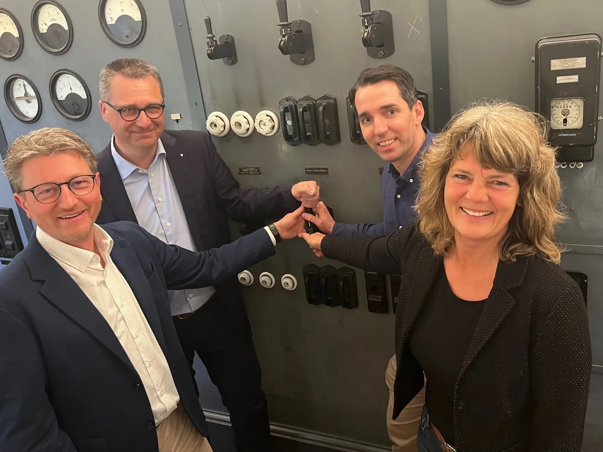 EZO Vorstandsmitglieder legen den Schalter um (historische Anlage in der Bleichi, Wald ZH) v.l.n.r: René Schweizer, Präsident (Gemeindepräsident Fischenthal); Stefan Lenz, Vorstandsmitglied (Stadtrat Wetzikon); Stefan Wild, Vizepräsident (Gemeinderat Gossau); Heidi Weiss, Vorstandsmitglied (Gemeinderätin Bauma) Vier Personen die einen Schalter umlegen.