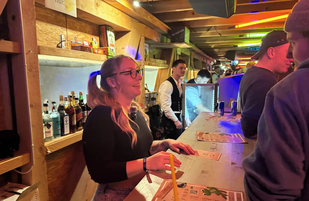 Frau hinter der Bar am Uster Märt