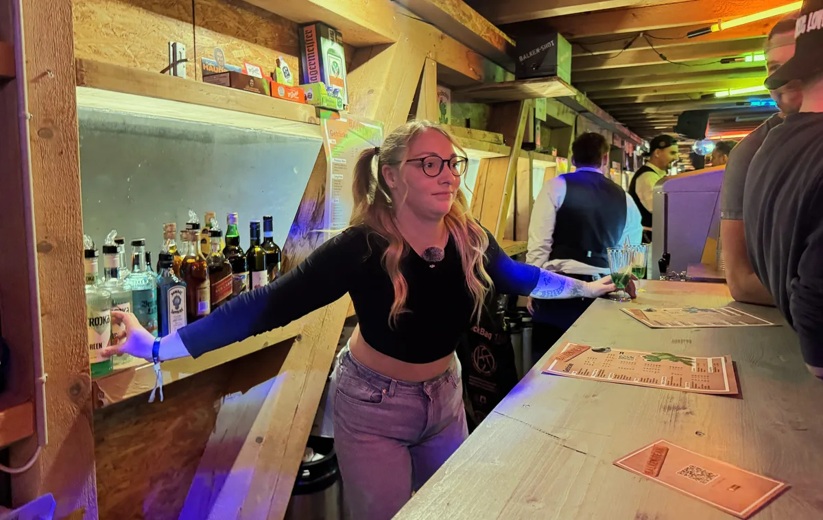 Frau hinter der Bar am Uster Märt