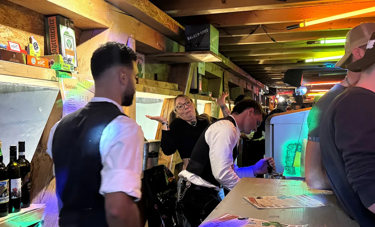 Frau hinter der Bar am Uster Märt