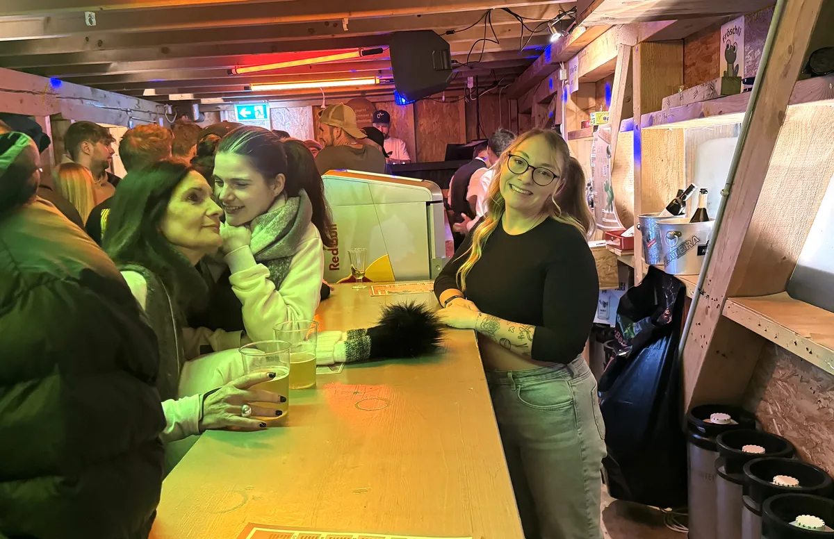 Frau hinter der Bar am Uster Märt