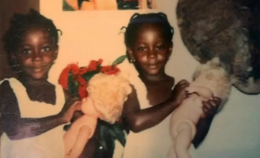Die beiden Mädchen fielen in den 1980er Jahren im ländlichen Dänikon auf. Zwei Frauen in ihrer Heimat Ghana.