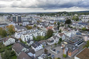 Alt trifft Neu im Zentrum von Uster: Historische Bausubstanz
und moderne Architektur prägen gemeinsam das Stadtbild –ein Spiegelbild der dynamischen Entwicklung auf dem regionalen Immobilienmarkt. Alt trifft Neu im Zentrum von Uster: Historische Bausubstanz
und moderne Architektur prägen gemeinsam das Stadtbild –ein Spiegelbild der dynamischen Entwicklung auf dem regionalen Immobilienmarkt.