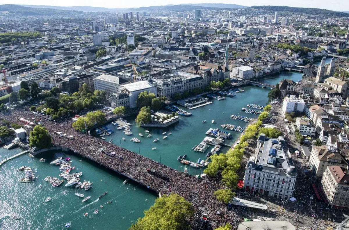 Eine Luftaufnmahme der Quaibrücke in Zürich mit 100 000 Tanzenden Menschen.