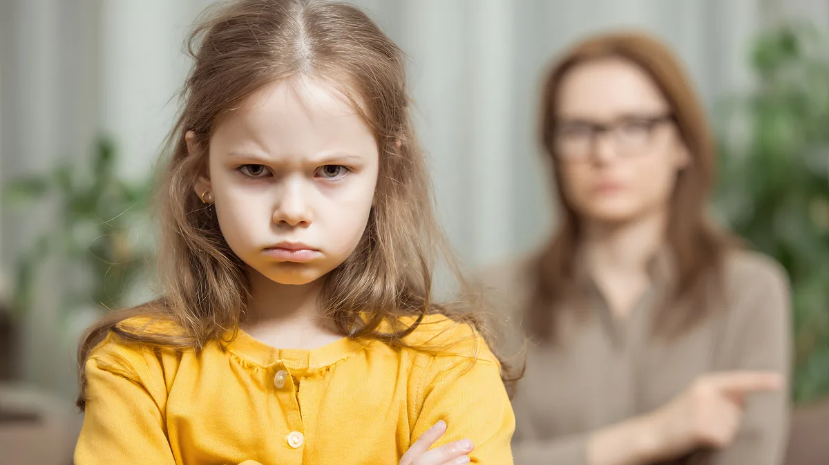 Die teure Vase ist beim wilden Herumtoben trotz Ermahnung kaputtgegangen? In solchen Situationen kommen die meisten Eltern irgendwann an ihre Grenzen. Dann ist es wichtig, Ruhe zu bewahren und eine kurze Auszeit zu nehmen.