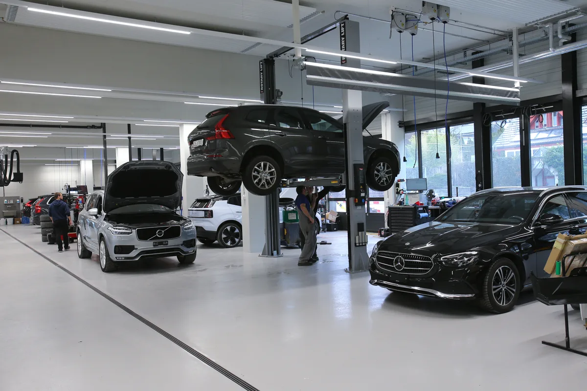 Die Volvo Personal Service Werkstatt, es werden alle Marken repariert, nach neusten Erkenntnissen und Vorgaben des Herstellers. 11pt Auf dem Bild die Ausstellhalle des Häussermann Automobile Neubaus zu sehen.
