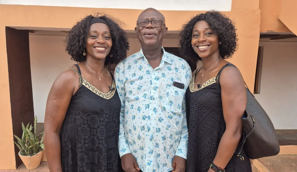 … aber auch die Verwandtschaft wiederzusehen oder kennenzulernen, wie beispielsweise ihren Cousin. Zwei Frauen in ihrer Heimat Ghana.