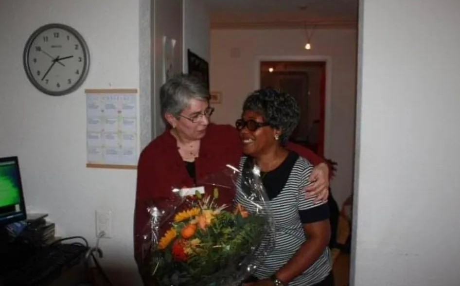 Bis heute haben sie sowohl zur Adoptivmutter als auch zu ihrer leiblichen Mutter engen Kontakt. Zwei Frauen in ihrer Heimat Ghana.