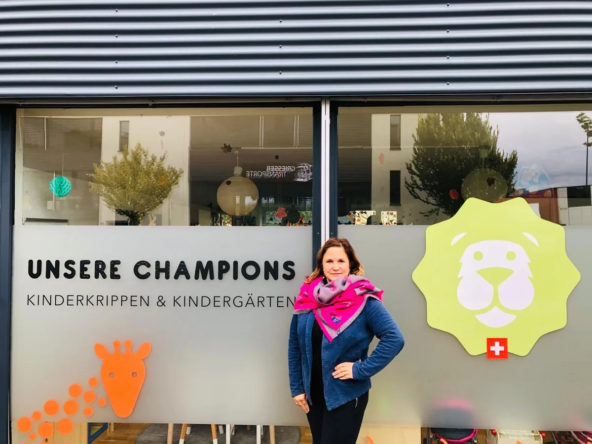 Eine Frau vor einer Kita