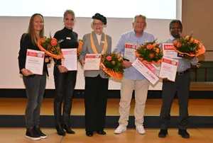 Die Preisträgerinnen und Preisträger der Wetziker Flamme 2025 (von Links): Simone Hofer, Kaba Dalla Lana, Paula Lauber, Harry Burger und Logeswaran Kathirgamu Die Preisträgerinnen und Preisträger der Wetziker Flamme 2025 (von Links): Simone Hofer, Kaba Dalla Lana, Paula Lauber, Harry Burger und Logeswaran Kathirgamu