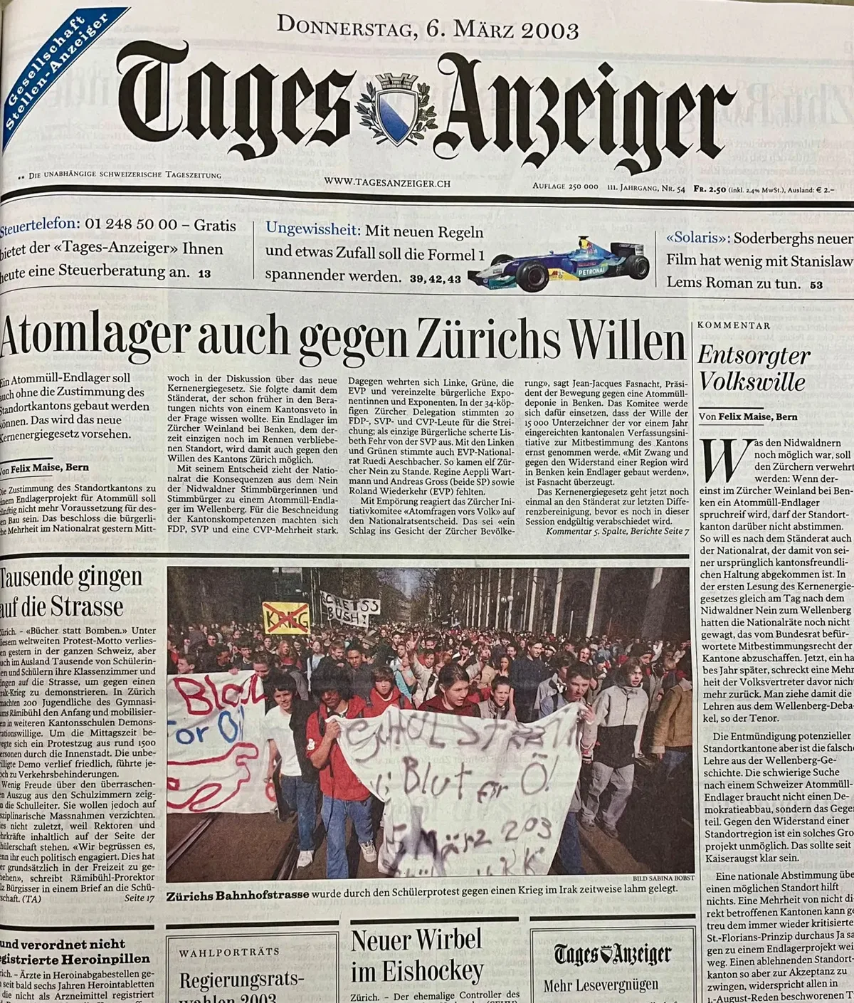 Claudio Zihlmann ist der zweite Bub von rechts hinter dem Transparent (oberhalb des «t» von «Schulstreik»). Front des Tagesanzeigers