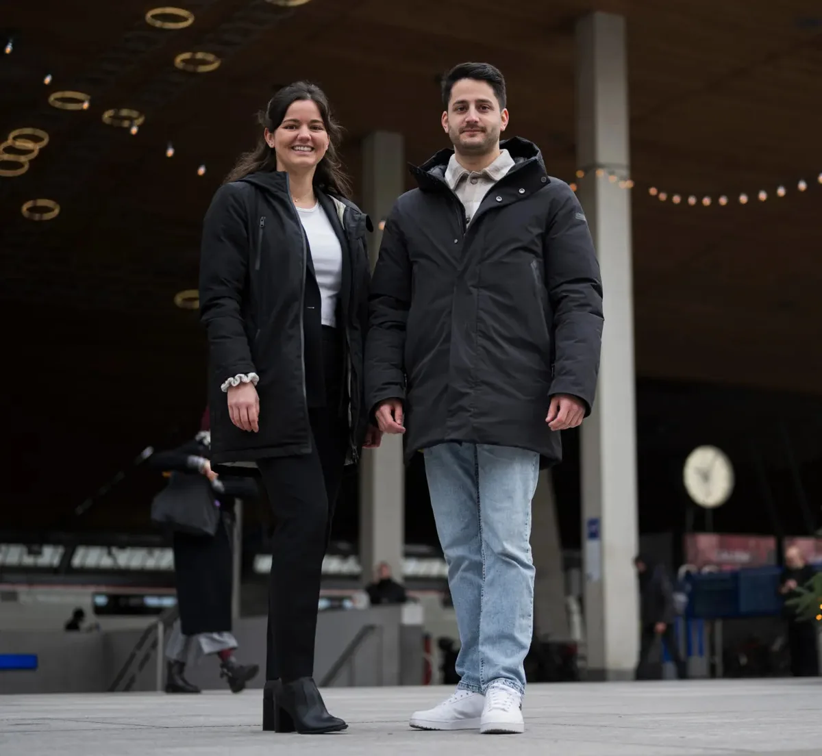 Gleiche Wurzeln, aber andere politische Ausrichtung: Tina und Luis Deplazes vor dem Zürcher Hauptbahnhof. Mann und Frau stehen vor einem Gebäude und schauen in die Kamera.