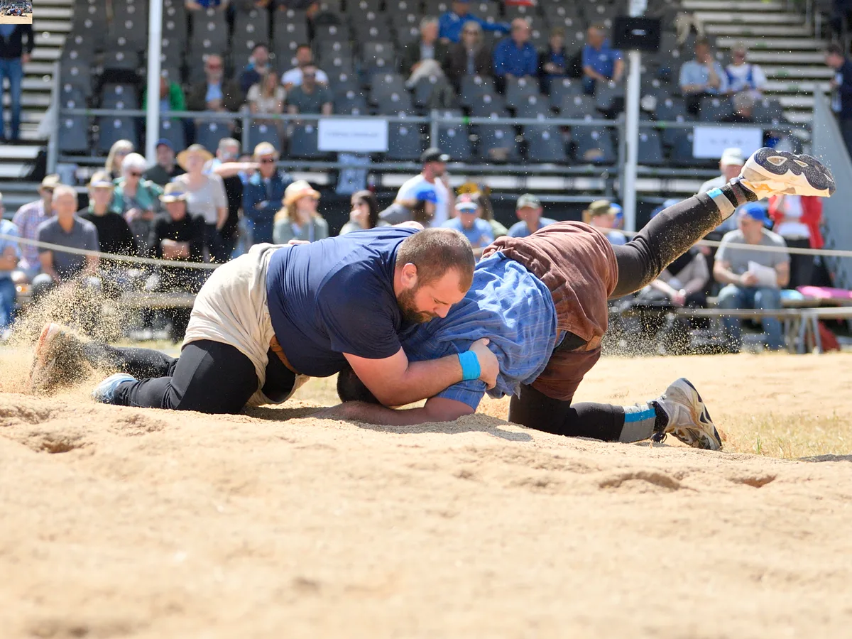 Der Fischenthaler Fabian Kindlimann (links) weiss, wie man Kränze gewinnt.