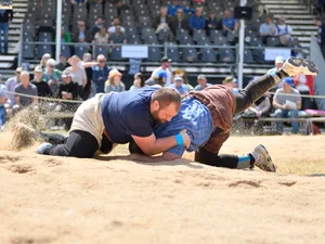 26359324-31 Der Fischenthaler Fabian Kindlimann (links) weiss, wie man Kränze gewinnt.