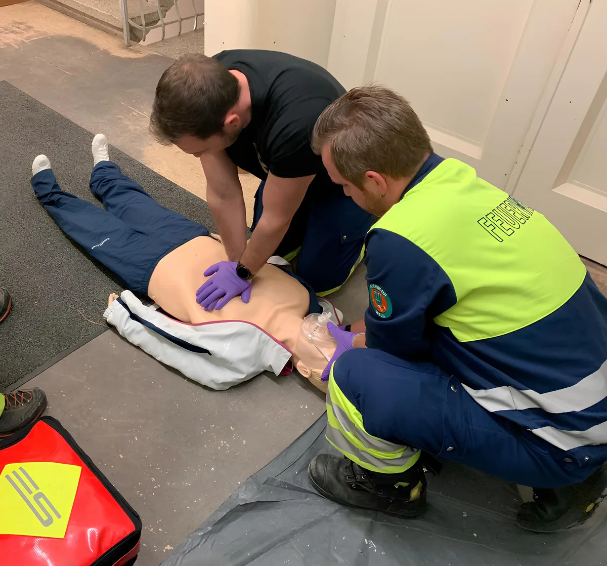 Zwei First Responder beim Reanimationstraining