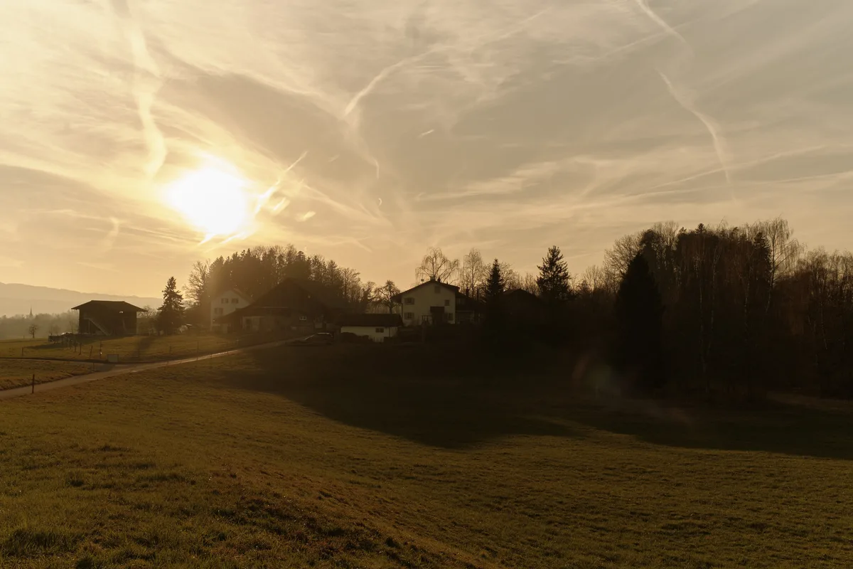 23351538-7 Der Weiler Angst und Not bei Bubikon strahlt beim Eindunkeln tatsächlich etwas Mystisches aus.