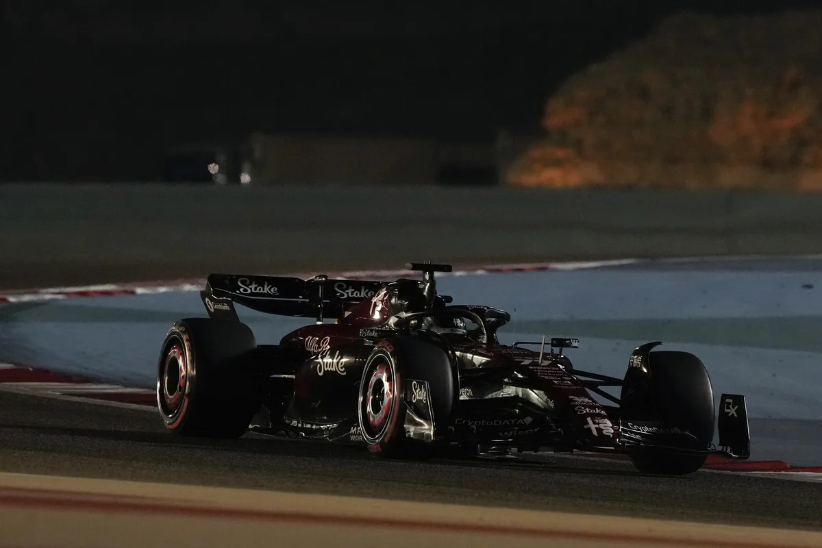 Valtteri Bottas gelang beim GP von Bahrein ein Start nach Mass. Alfa Romeo driver Valtteri Bottas of Finland in action during the Formula One qualifying at the Bahrain International Circuit in Sakhir, Bahrain, Saturday, March 4, 2023. The Bahrain GP will be held on Sunday March 5, 2023.(AP Photo/Frank Augsten)