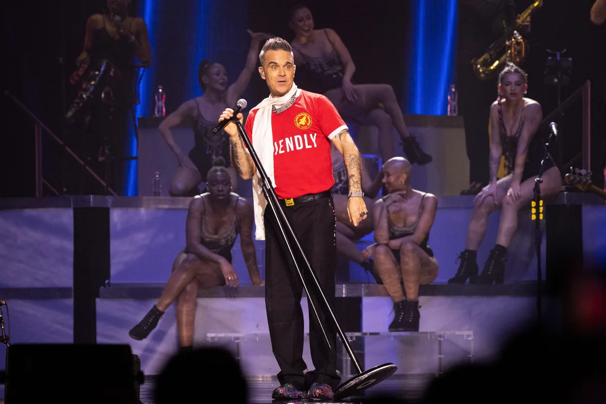 Robbie Williams wird dem Oberland ebenfalls einen Besuch abstatten. Robbie Williams während eines Konzerts