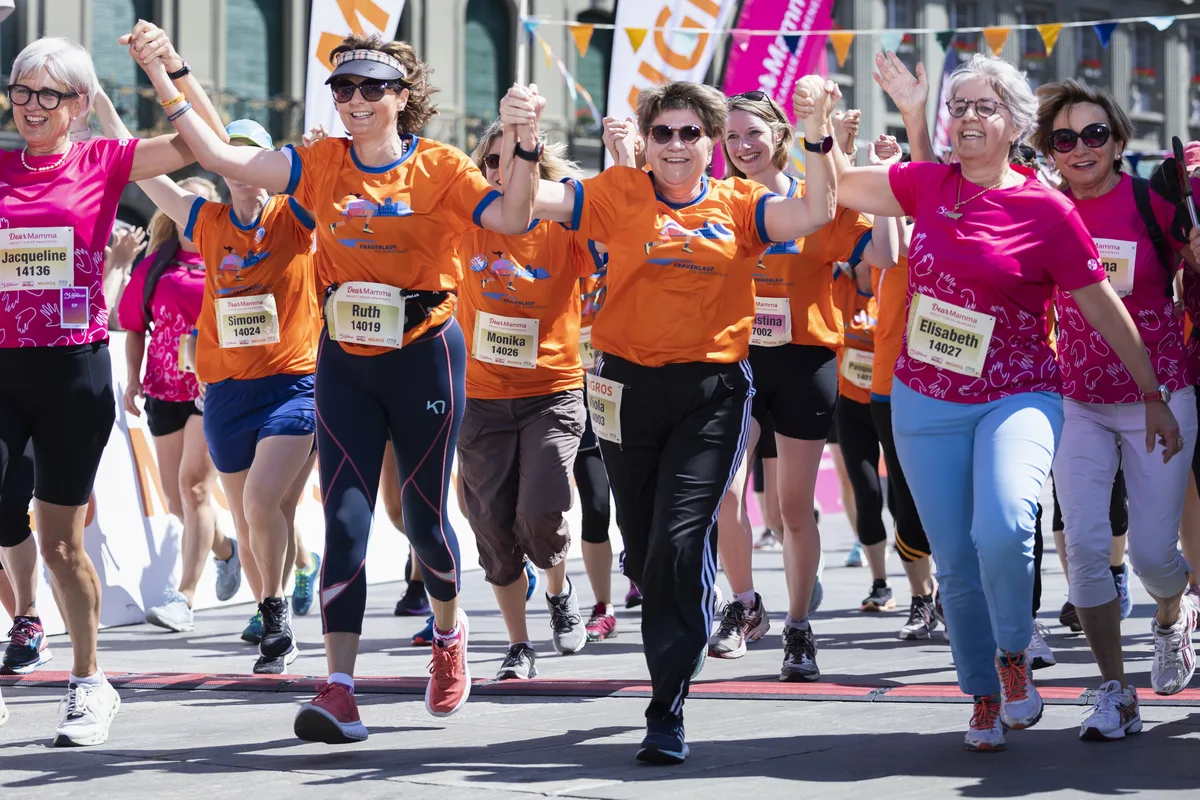 Vorne von links: Jacqueline Ryffel, alt Bundesrätin Ruth Metzler, Bundesrätin Viola Amherd und Bundesrätin Elisabeth Baume-Schneider überqueren zusammen die Ziellinie beim 3 km easy walk for all Rennen beim 37. Schweizer Frauenlauf, am Sonntag, 11. Juni 2023, in Bern. (KEYSTONE/Peter Klaunzer)