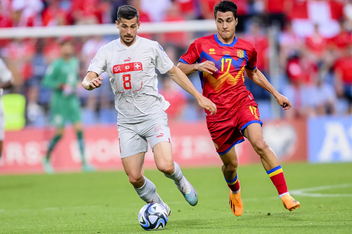 Remo Freuler im Zweikampf mit Joan Cervós beim Nationalmannschaftsspiel zwischen der Schweiz und Andorra.
