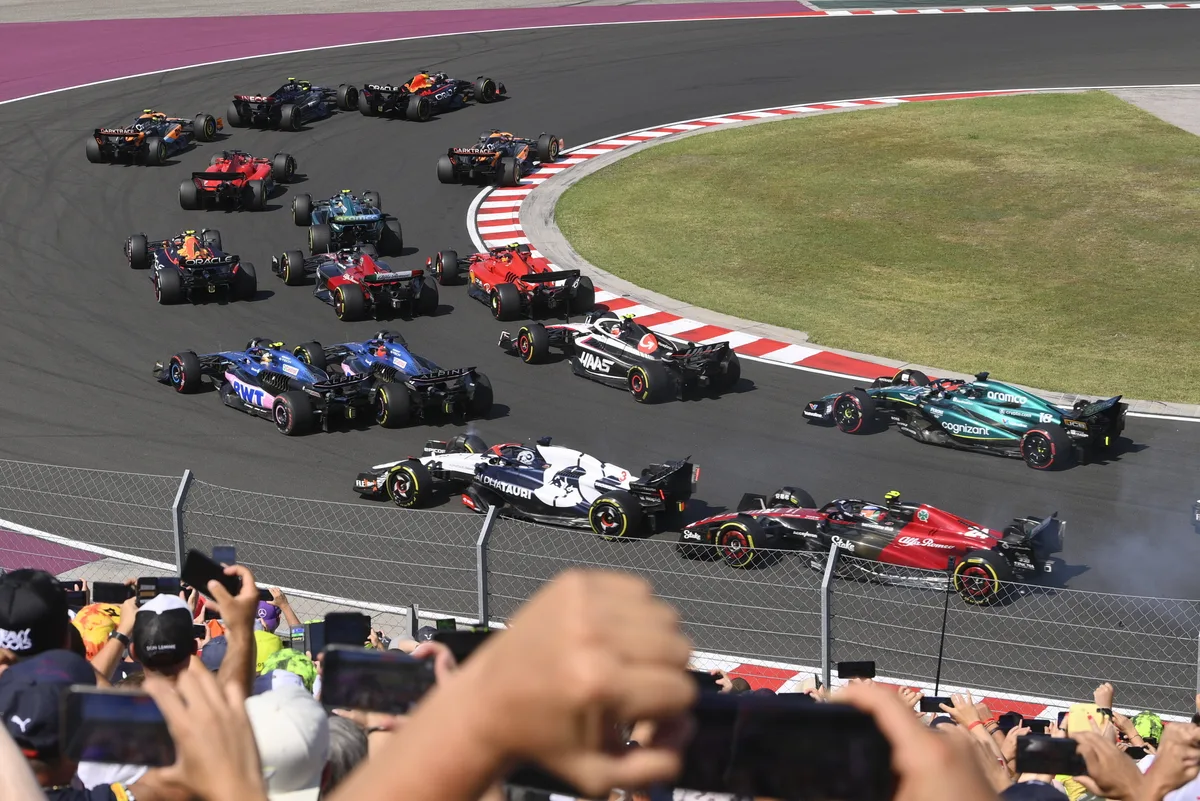 Schon vor der ersten Kurve zurückgebunden: Zhou Guanyu (unten rechts) verlor am Start elf Ränge. Dutch Formula One driver Max Verstappen of Red Bull Racing, top, overtakes British Formula One driver Lewis Hamilton of Mercedes-AMG Petronas, top left, right after the start of the Hungarian Formula One Grand Prix at the Hungaroring circuit, in Mogyorod, Mogyorod, near Budapest, Hungary, Sunday, July 23, 2023. (Zsolt Czegledi/MTI via AP)