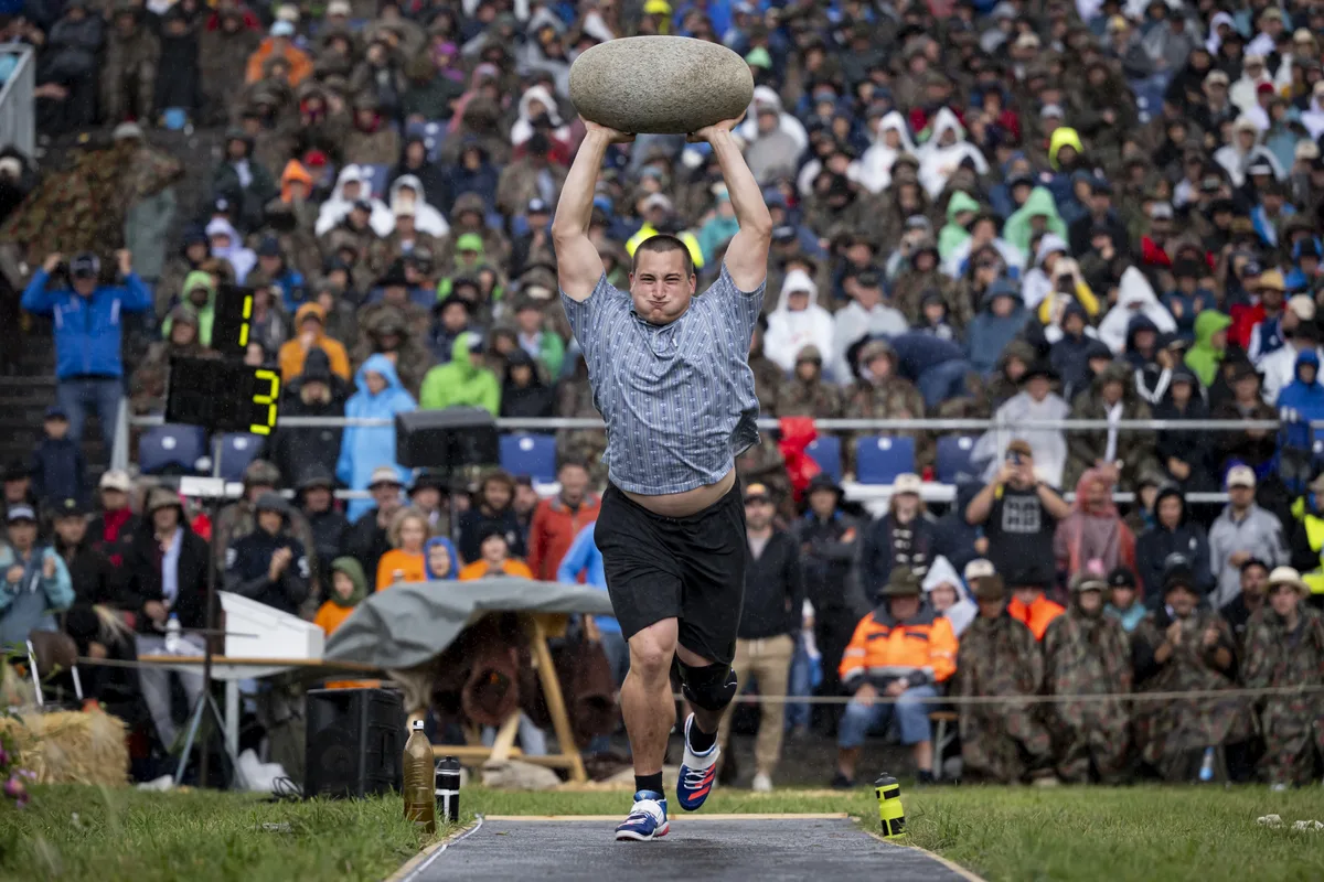 Urs Hutmacher (1. Platz) in Aktion beim Steinstossen, beim Unspunnen-Schwinget 2023, am Sonntag, 27. August 2023 auf der Hoehenmatte, in Interlaken. Das Unspunnenfest findet alle sechs Jahre statt und gilt nach dem Eidgenoessischen als zweitgroesstes Schwingfest in der Schweiz. (KEYSTONE/Anthony Anex)