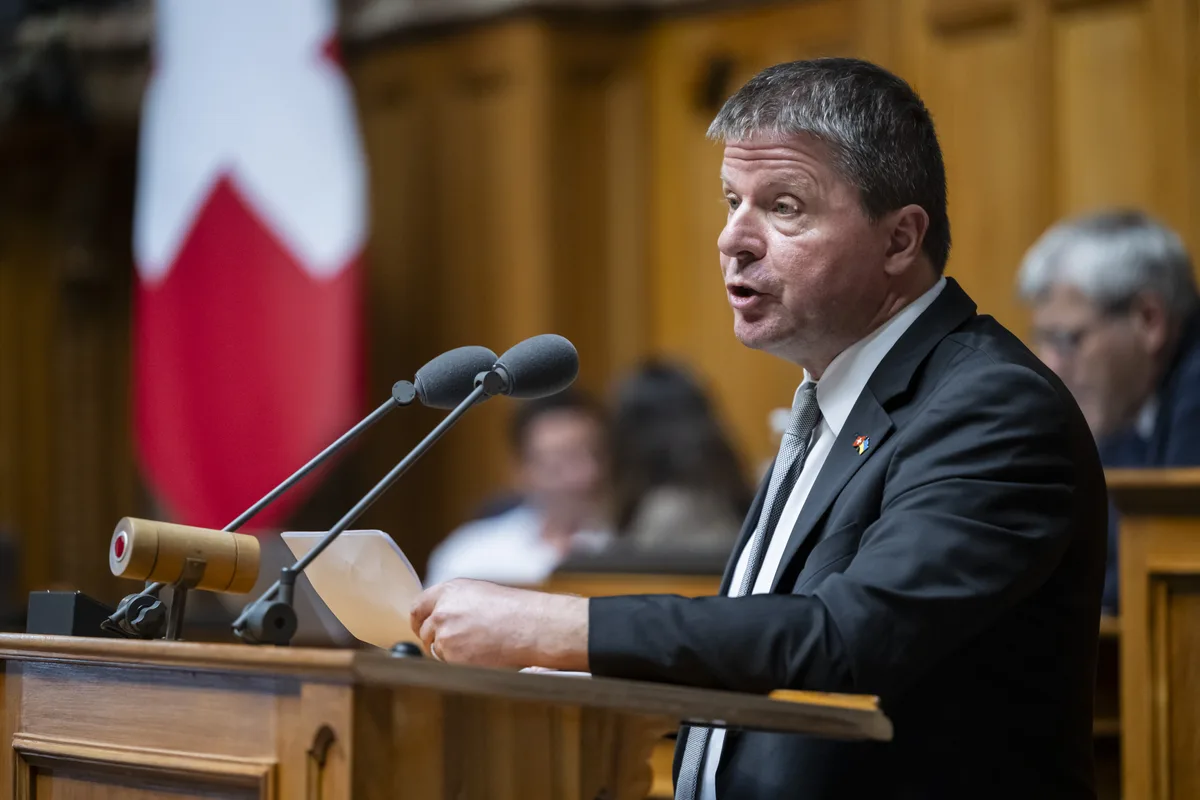 Ein Mann am Mikrofon