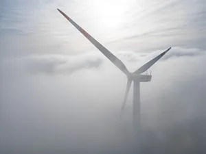 22219651-1 18.10.2023, Sachsen-Anhalt, Querfurt: Die Windräder in einem Windpark westlich von Halle ragen aus dem Morgennebel hervor. Die kommenden Tage und Nächte werden zunehmend kälter, es sollen nur noch einstellige Temperaturen erreicht werden. (Luftaufnahme mit Drohne) Foto: Jan Woitas/dpa +++ dpa-Bildfunk