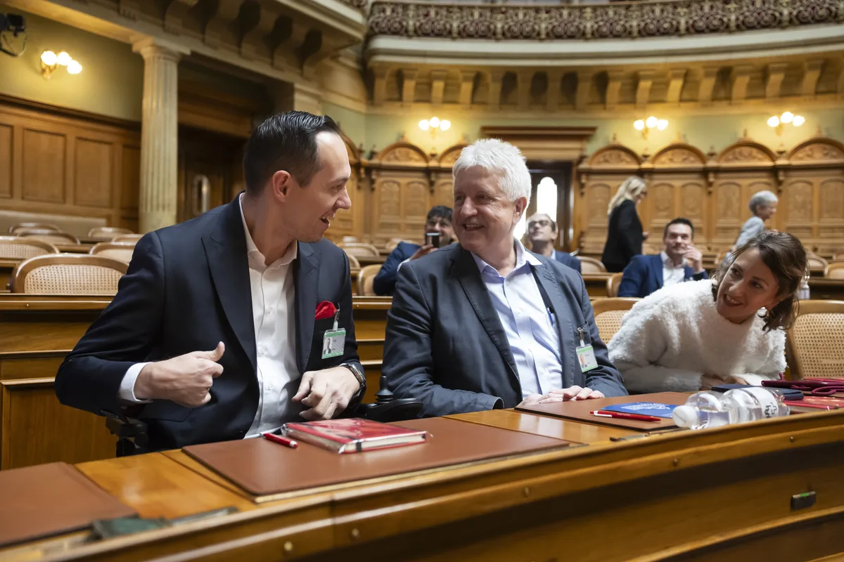 Kanns auch mit dem politischen Gegner: Erich Vontobel (Mitte) im Gespräch mit den neuen SP-Nationalräten Islam Alijaj und Jessica Jacoud anlässlich des Empfangstags im Bundeshaus. Drei neue Parlamentsmitglieder diskutieren erheitert im Nationalratssaal.
