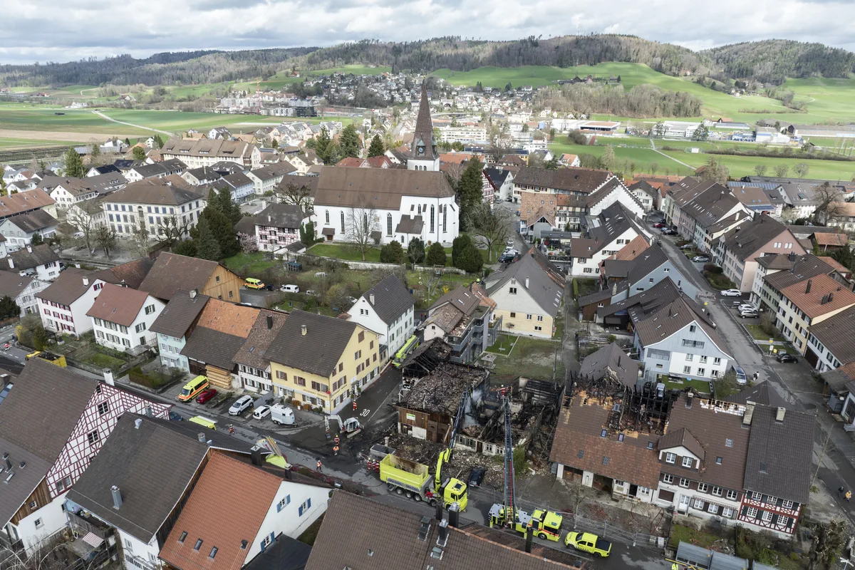 Aus der Luft zeigt sich das ganze Ausmass der Zerstörung. Feuerwehrmaenner helfen beim Brand am Samstag, 16. Maerz 2024 in Elgg. Mehrere Gebaeude sind im Dorfzentrum von Elgg ZH in der Nacht auf Samstag in Brand geraten. Mehrere Dutzend Personen mussten laut der Polizei evakuiert werden.