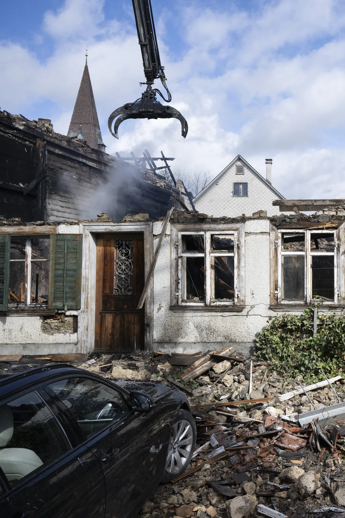 Das Feuer griff auf mehrere benachbarte Häuser über. Feuerwehrmaenner helfen beim Brand am Samstag, 16. Maerz 2024 in Elgg. Mehrere Gebaeude sind im Dorfzentrum von Elgg ZH in der Nacht auf Samstag in Brand geraten. Mehrere Dutzend Personen mussten laut der Polizei evakuiert werden.