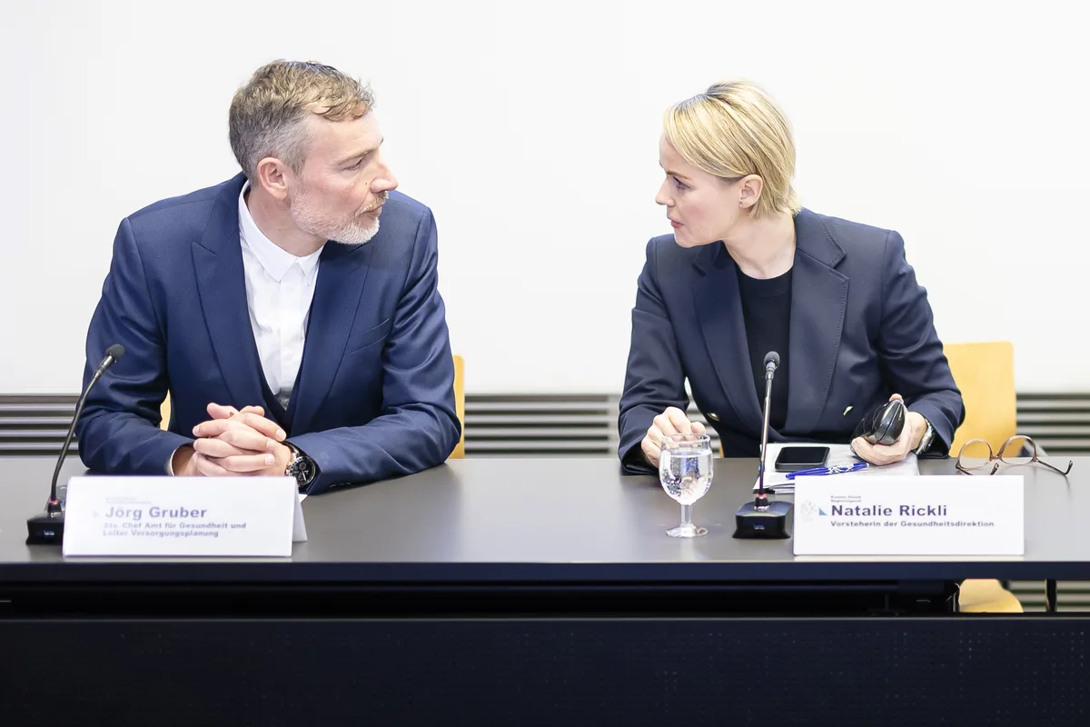 Jörg Gruber, stellvertretender Chef des Amts für Gesundheit, und Gesundheitsdirektorin Natalie Rickli informierten gemeinsam über den negativen Entscheid zum Gesuch des GZO Spitals.  Eine Mann und eine Frau sitzen an einer Medienkonferenz nebeneinander und schauen sich an.