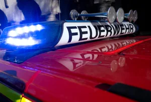 24362994-1 ARCHIV - 05.02.2024, Bayern, München: Ein Einsatzfahrzeug der Feuerwehr mit eingeschaltetem Blaulicht. (zu dpa: «Papier brennt in Schule in Magdeburg - Ermittlungen») Foto: Sven Hoppe/dpa +++ dpa-Bildfunk +++