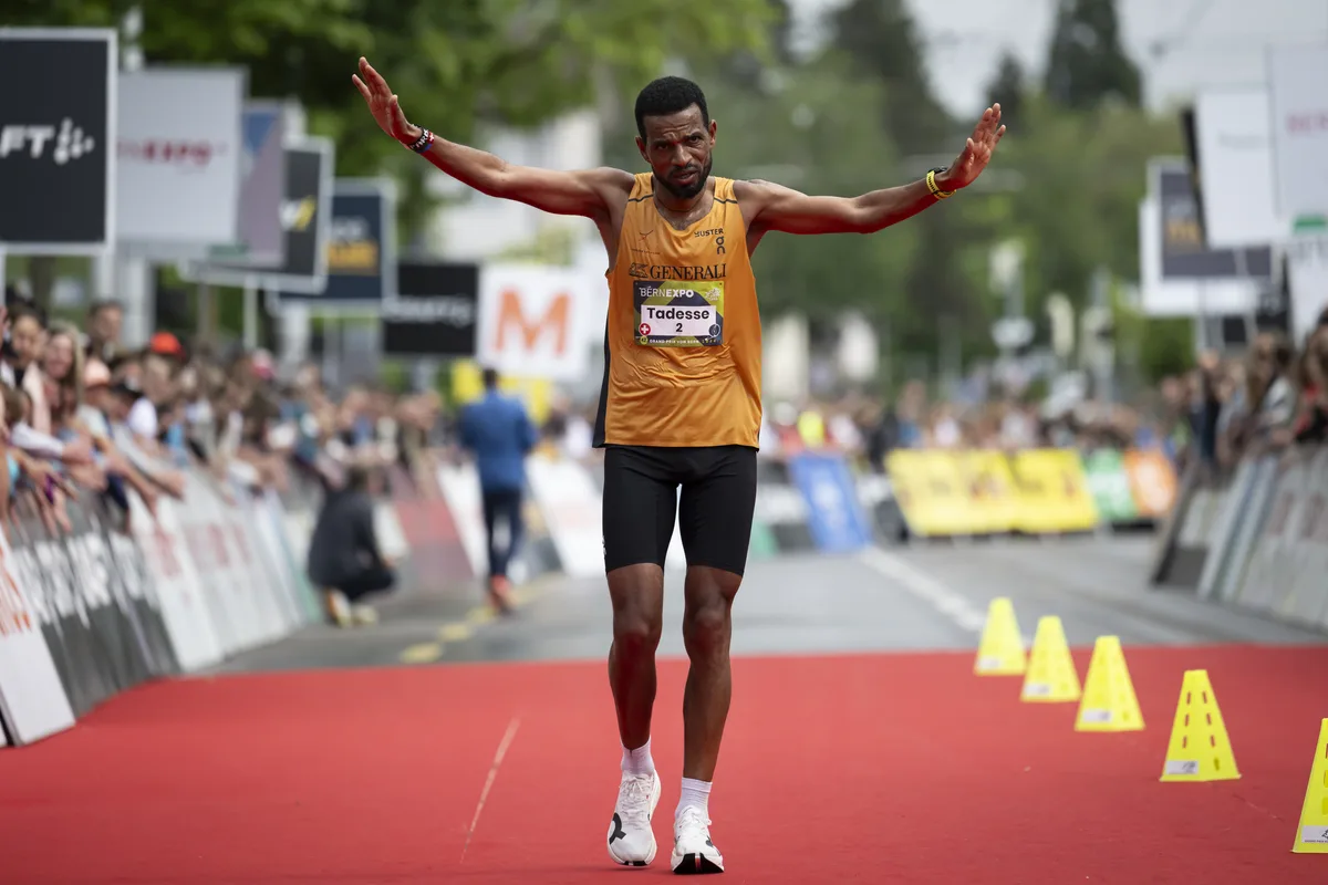 Tadesse Abraham, aus Schweiz, ueberquert die Ziellinie, waehrend dem traditionellen 10 Meilen Grand Prix von Bern,  am Samstag, 18. Mai 2024 in Bern. (KEYSTONE/Anthony Anex)
