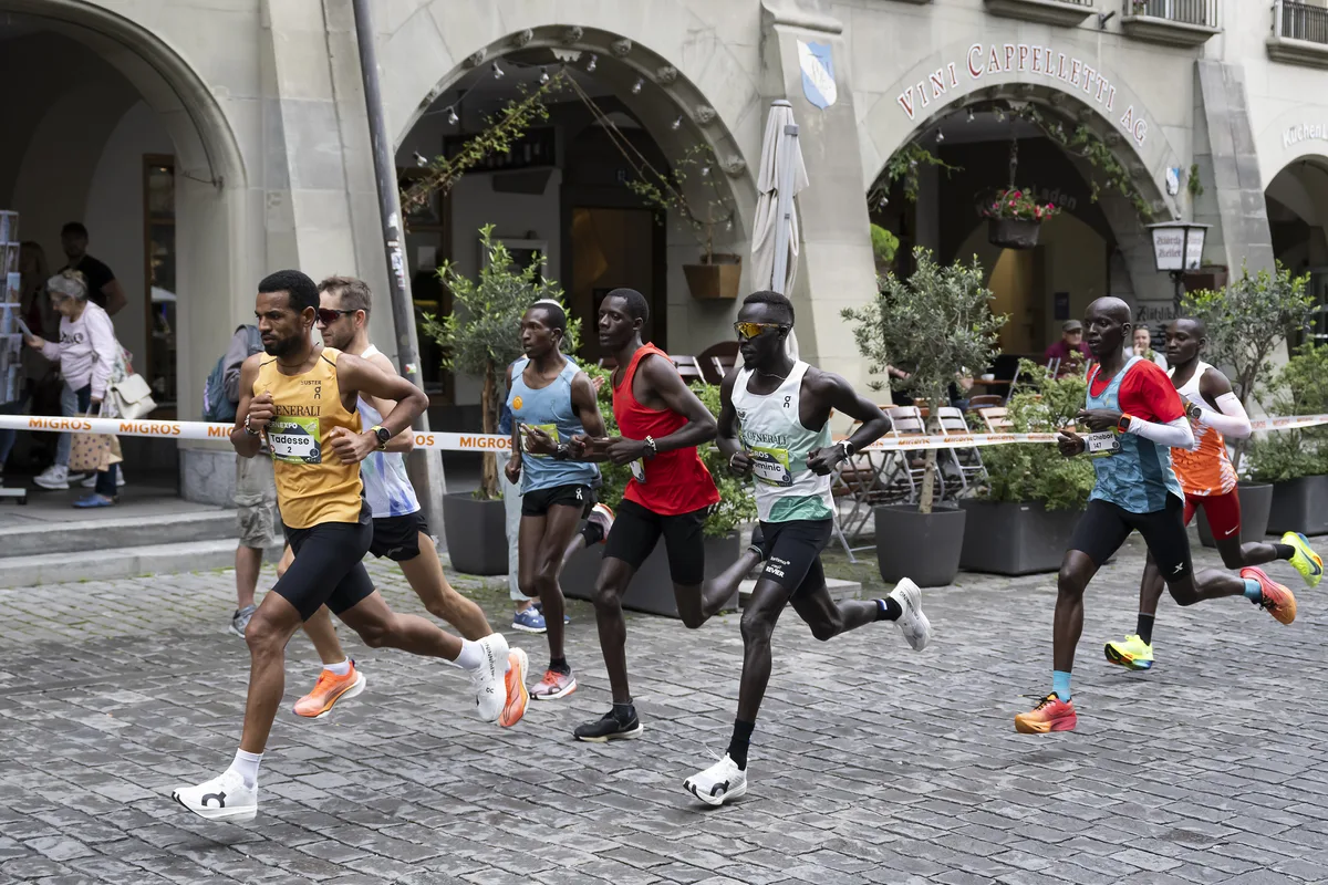Tadesse Abraham, aus Schweiz, Vitaliy Shafar aus Ukraine, Kevin Kibet aus Kenia, Brian Kipchumba aus Kenia, Dominic Lobalu, der fuer die Schweiz laeuft, Elvis Chebor Tabarach, aus Kenia, Victor Kiplangat aus Uganda, von links nach rechts, in Aktion waehrend dem traditionellen 10 Meilen Grand Prix von Bern,  am Samstag, 18. Mai 2024 in Bern. (KEYSTONE/Anthony Anex)