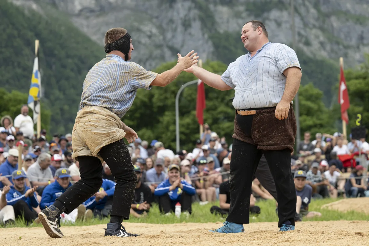 Domenic Schneider (rechts) gewann im Vorjahr das Zürcher Kantonalfest. Ob er heuer wiederum antritt, ist offen. Der Thurgauer Domenic Schneider, rechts, gewinnt den Schlussgang gegen den Buendner Niklas Loetscher, beim Glarner-Buendner Schwingfest, am Montag, 20. Mai 2024, in Glarus. (KEYSTONE/Gian Ehrenzeller)