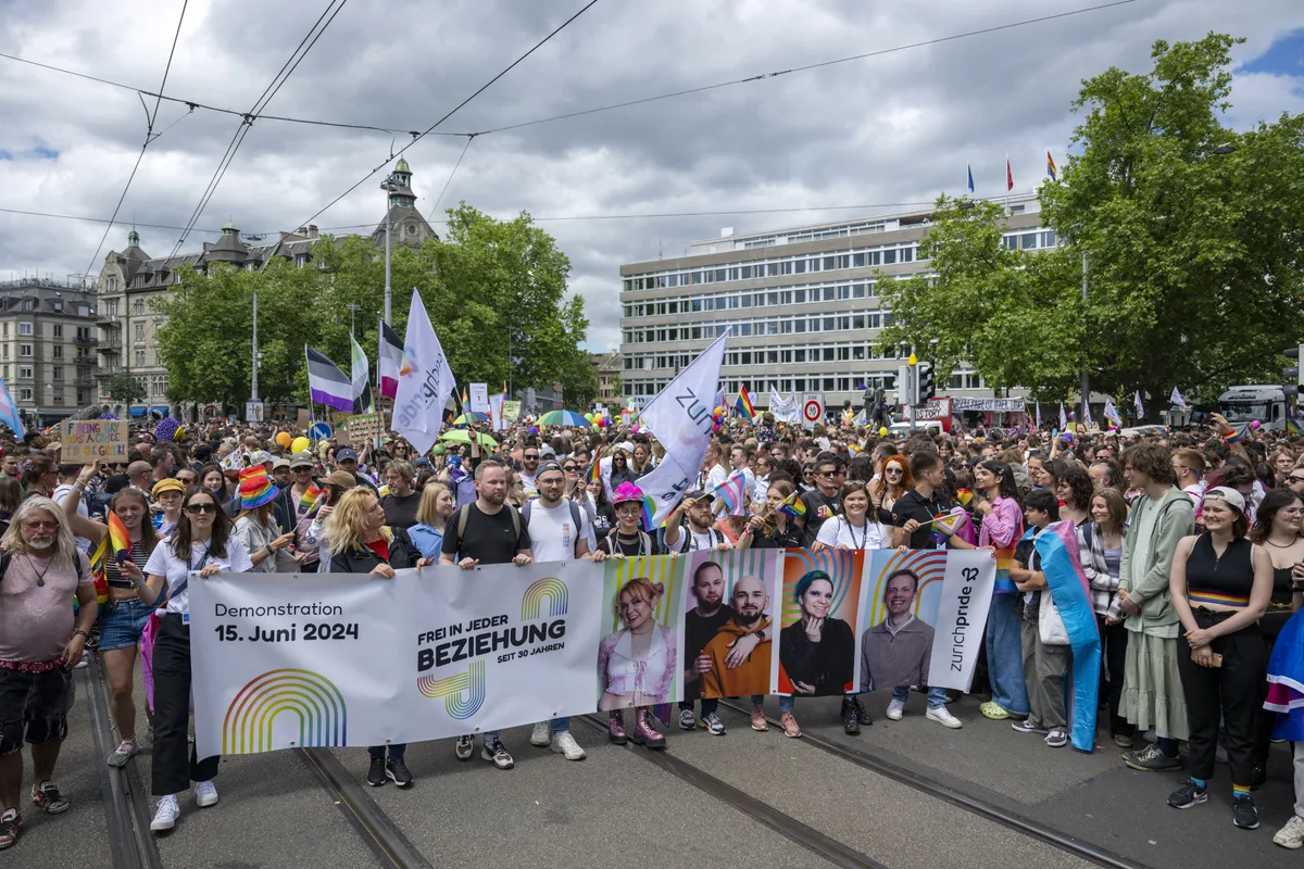 Am Umzug in Zürich haben laut den Veranstaltern über 20’000 Personen teilgenommen. People take part in the Zurich Pride parade in Zurich, Switzerland, on Saturday, June 14, 2024. (KEYSTONE/Christian Beutler)