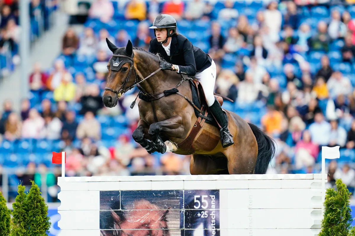 05.07.2024, Nordrhein-Westfalen, Aachen: Pferdesport, Springen, CHIO, Preis von Nordrhein-Westfalen, Springen mit Stechen. Der Reiter Martin Fuchs aus der Schweiz auf dem Pferd Commissar Pezi springt über ein Hindernis. Fuchs gewann dieses Springen im Stechen. Foto: Uwe Anspach/dpa +++ dpa-Bildfunk +++