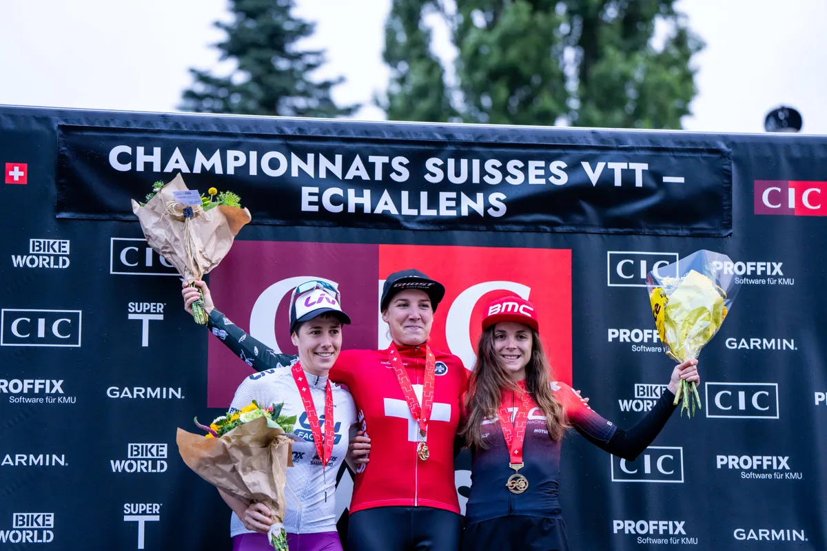 Linda Indergand, Nicole Koller und Steffi Häberlin auf dem Siegerpodest (von links). Linda Indergand, Nicole Koller, la nouvelle championne Suisse de MTB XCC et Steffi Haeberlin, de gauche a droite lors du podium du championnat suisse de mountainbike Short Track, XCC, ce vendredi 17 juillet 2016, a Echallens. (KEYSTONE/Maxime Schmid)