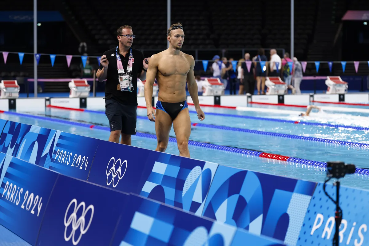 Trainer Paul Kutscher und sein Schweizer Schwimmer Antonio Djakovic bei einer Trainingseinheit an den Olympischen Spielen am Donnerstag, 25. Juli 2024, in Paris, Frankreich. (KEYSTONE/Patrick B. Kraemer)