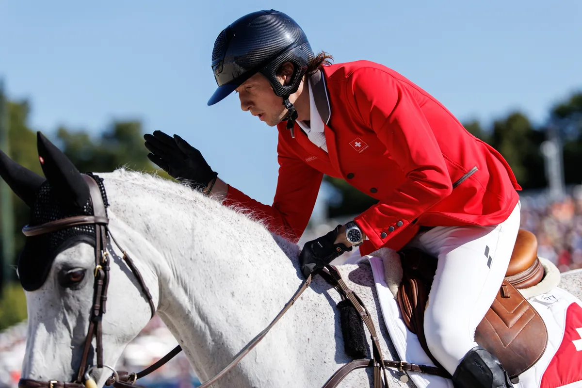 Die Pflicht erfüllt: Martin Fuchs und sein Wallach Leone Jei. epa11528559 Martin Fuchs of Switzerland reacts after riding Leone Jei in equestrian jumping individual qualifier competition during the Paris 2024 Olympic Games, at Chateau de Versailles in Versailles, France, 05 August 2024. EPA/TOLGA AKMEN