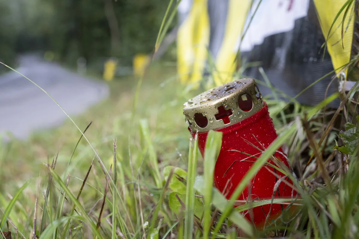 An der Unfallstelle erinnert eine Kerze an die Nachwuchsfahrerin. epa11631795 A candle in the bend during a memorial ride to honor deceased cyclist Muriel Furrer of Switzerland in Zurich, Switzerland, 29 September 2024. 18-year-old Swiss cyclist Muriel Furrer died from her injuries on 27 September 2024 after she crashed the day before in the UCI Road and Para-cycling Road World Championships 2024 junior women's race. EPA/ENNIO LEANZA
